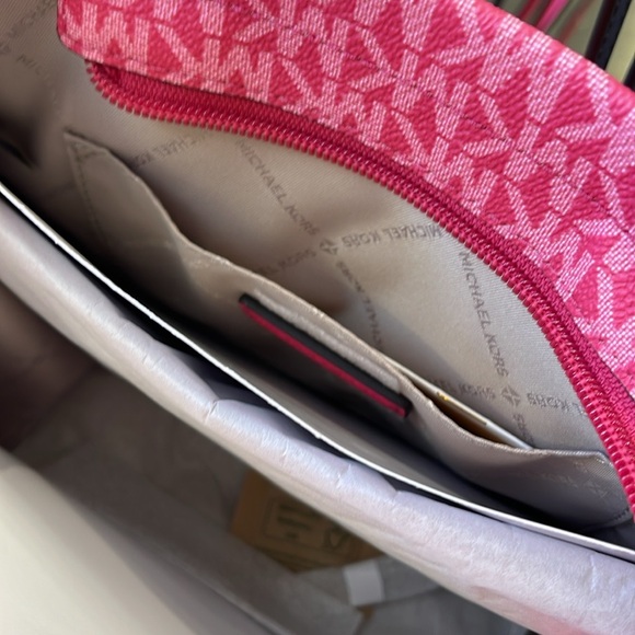 Michael Kors Mirella Small Ombré Signature Logo Crossbody Bag
Dragonfruit
NWT - Picture 15 of 15